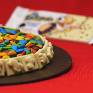 torta de chocolate branco com cookies